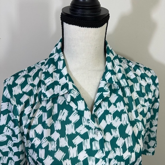 Vicki. Wayne’s sz 10 silky feel blouse. White with a small green print - Picture 2 of 9